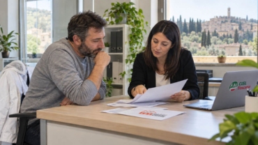 Lavoratore dell'industria alimentare verifica la propria posizione con una consulente in Toscana